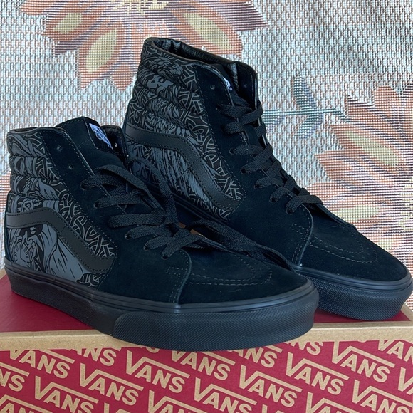 Vans Men’s Sk8-Hi
Raven Skull Black/Black
VN000TS9BKA
Sneakers - Picture 14 of 16